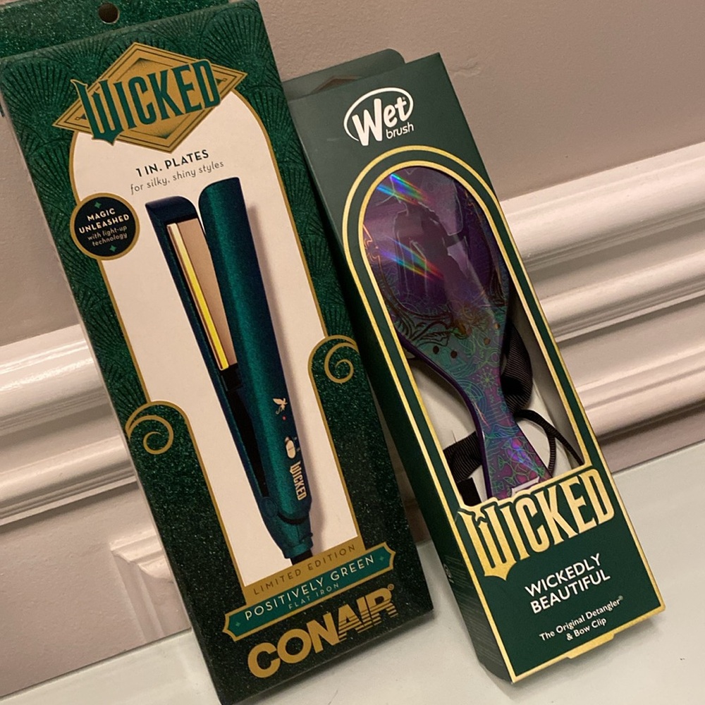 Bundle Set Limited Edition “Wicked” Flat Iron Metallic Green & Wet Brush Elphaba